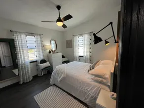 Ultra-cute, newly renovated modern 2/1 home - Image 5