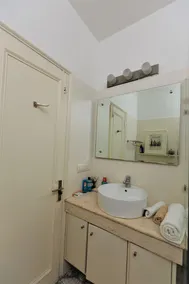 Luxury, comfortable and peaceful with free parking - Image 2