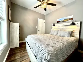 Cozy, 2-bedroom vacation home. 1 mile to DT: Hot Tub, 86\" TV, Golf & Fenced Yard - Image 4