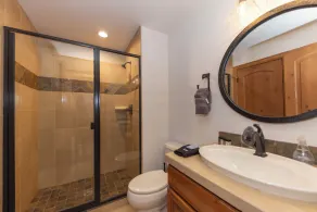 Warm and luxurious, spectacular views, all en-suites, hot tub, shuffle board, arcade machine!! - Image 5