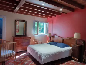 Villa with a large, tree-lined garden near the beach - Image 4