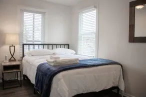 Cozy Downtown Apartment: Pet-Friendly Retreat - Image 3