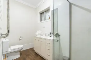 Stylish Sale Street Studio - Walk to Town - Image 3