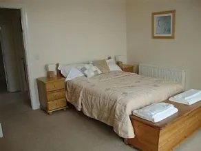 House above the beach sleeps 4 with private parking - Image 4