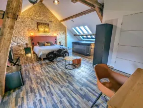 Chambre Industrielle Avec Jacuzzi Privatif Sous les Poutres - Image 5
