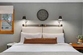 Luxury stay cabin EV ready, hot tub, fast wifi, sunroom, firepit & free cleaning - Image 5