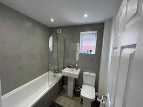 3 Bedroom New House with Wi-Fi Sleep 5 By Home Away From Home - A - Image 2