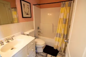 Vacker 5 bed, 5 badrum hem ligger bara norr om Avalons affärsdistrikt - Image 4
