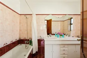 4 bedroom villa with private pool within walking distance to Alporchinhos beach - Image 4