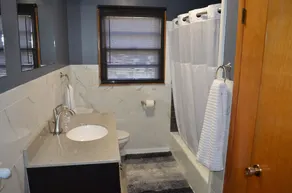 Maroon 5 Private home in quiet neighborhood - Image 2