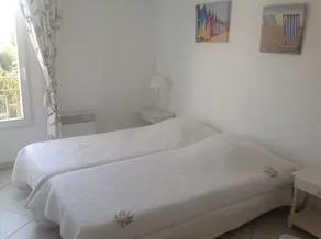 Très bel appartement , deux chambres,proche des commerces et place du marché c - Image 3