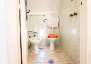 Incredibly appealing, comfortable holiday home in the best location. - Image 4