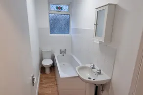 3 Bedroom House in Central Rochdale cul-de-sac Free Parking & Fast Wi-Fi - Image 2