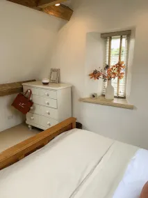 17th century converted barn in Cotswolds stone- 5 mins from Bourton On The Water - Image 3