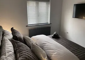 Modern 1 Bed Apartment - Image 5