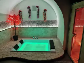 1-Bed Cottage with indoor hot tub and sauna - Image 2