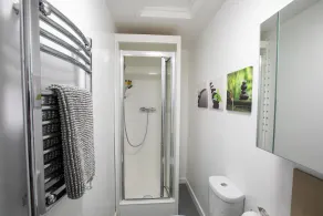 Stylish Studio Flat Steps Away from Train Station and University - Image 5
