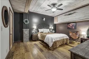 The Log Palace Private Guest Suite - Image 5