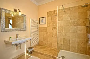 Inviting 6-Bed House in Brindisi - Image 5