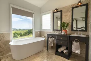 Boutique Ferienhäuser mit Blick auf Byron Bay - Image 2