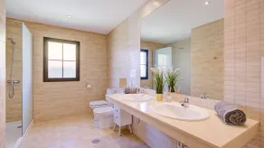 Villa substantielle avec piscine privée et jardins de golf - Image 2