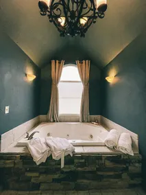 Romantic Honeymoon Suite in Bed & Breakfast - Image 2