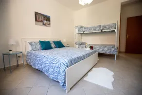 Apartment with private parking space - Image 5