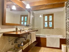 Fabuleuse villa rustique accolée à la montagne avec une vue unique - Image 2
