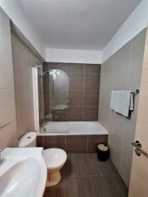Apartamento de lujo en el segundo piso con piscina comunitaria, parque infantil, - Image 5