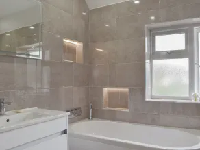 2 bedroom accommodation in Poole - Image 2