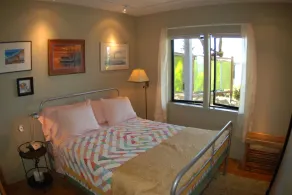 \"The Lookout\" patio avec vue privée, 2 pâtés de maisons de la plage, sans frais de nettoyage, pour 2 personnes - Image 3
