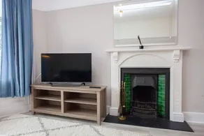 Charming 2 Bed Flat in Giffnock - Image 2