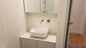 Stylish Parkside Apartment 2 Bed 2 Bath NETFLIX  Car park 12 minutes to City - Image 5