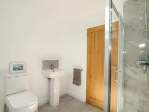THE GLASS HOUSE, pet friendly, luxury holiday cottage in Hunstanton - Image 5