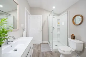 Beautiful newly renovated home w/ canal view - Image 3