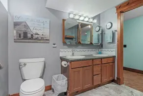 Renovated Dairy Barn – 4 Bedrooms, 5 Beds, 2.5 Baths, Huge, Accessible & Stylish - Image 2