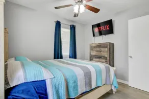 Comfy 3 bedroom home w/ fenced yard - Image 4