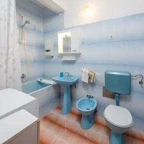 A2 apt Near Beach w Patio, Parking and Grill - Image 3