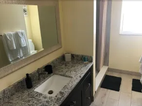 Contemporary Remodeled, minutes from beach! - Image 3