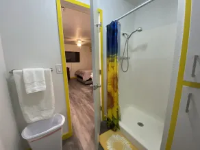 Havasu Sunflower Yellow Studio Closet to London Bridge. - Image 2