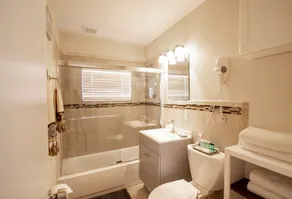 1 mile to beach! Close To Atlantic Ave! Pet friendly! Private Parking 4 cars! - Image 5