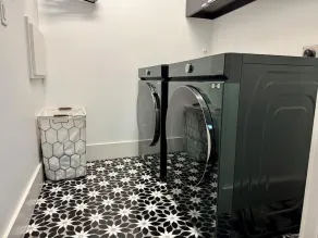 River Oaks Hideaway! Indoor Garden, Fountain, eBikes, Mid&Short Term Rental - Image 2