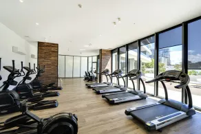 Modern 1-Bed Apartment With Parking, Pool and Gym - Image 3