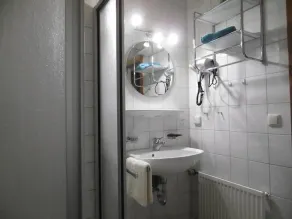 Ferienwohnung, 1-2 Personen, 33 qm, Dusche/WC, Balkon, TV, W-LAN, 1 Schlafzimmer, Frühstück möglich! - Image 4