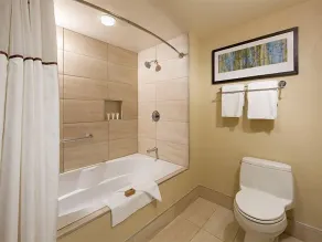 Elégant Condo près des pistes | Piscine extérieure chauffée - Image 2