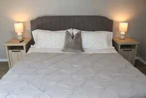 No Stairs Rustic Farmhouse APT King Beds/Fast WIFI - Image 5