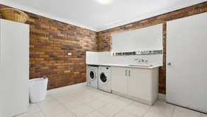 Generous Family Home with 4 Bedrooms, Pool, Pet Friendly - Image 2