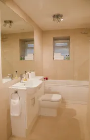 Deluxe 2 bedroom apartment - Image 2