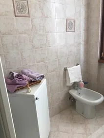 Casa singola per 4 persone, parcheggio privato per 2 auto, 5' in auto da Como. - Image 2