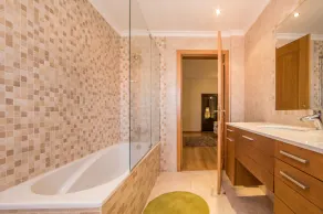 Villa moderna, grande e bella per 10 persone con piscina e giardino ad Azeitão. - Image 3